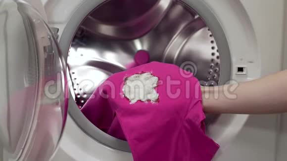 把脏衣服放到洗衣机里洗衣服用洗衣机洗视频的预览图