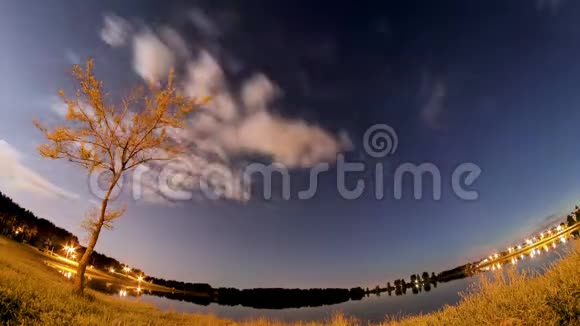 夜晚在湖面上移动的云和星回旋的时间视频的预览图