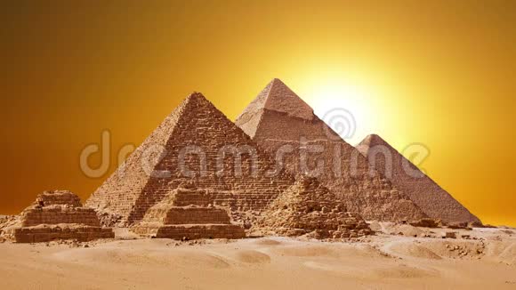 埃及开罗吉萨谷大金字塔的时间推移金字塔上的日落视频的预览图