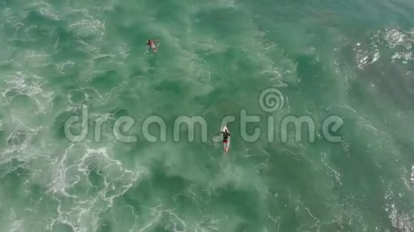 冲浪者在冲浪场的空中射击视频的预览图
