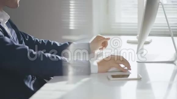 银行职员坐在他现代化的办公室里用电脑打字视频的预览图