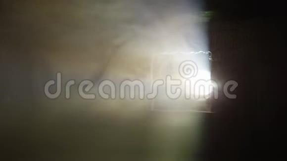 烟云把电影院放映机隐藏在黑暗中视频的预览图