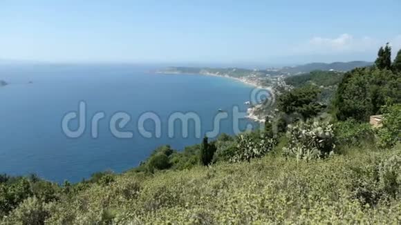从希腊科孚岛的阿菲奥纳斯村向阿里亚斯方向的海岸线上的鸟瞰图视频的预览图