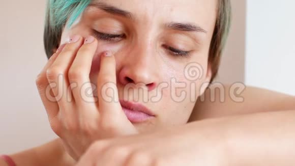 女人在家哭泣脸和情绪的特写视频的预览图