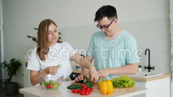 丈夫和妻子一起做沙拉在家厨房切菜视频的预览图