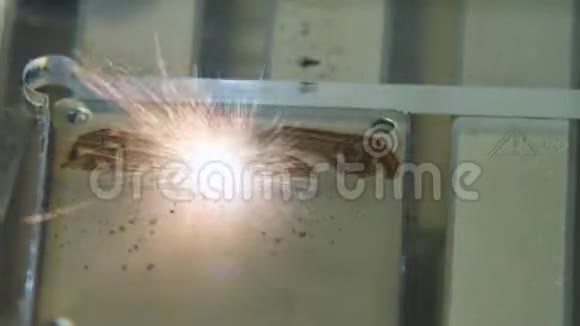 激光雕刻在金属片上有明亮的火花视频的预览图
