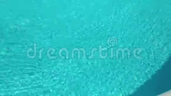 游泳池的水面视频的预览图