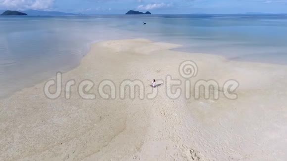 瑜伽老师在日出时在空旷平静的海滩上冥想泰国范甘高清高空滑索视频的预览图