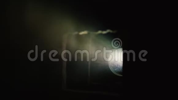 现代投影机灯光和前景上的飞烟视频的预览图