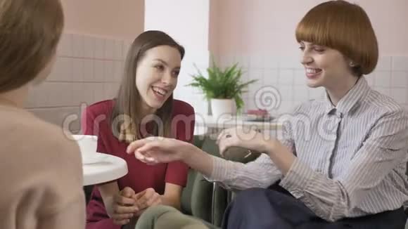 三个年轻女孩坐在咖啡馆里无聊朋友陪伴闲聊对话讨论咖啡馆里的女朋友视频的预览图