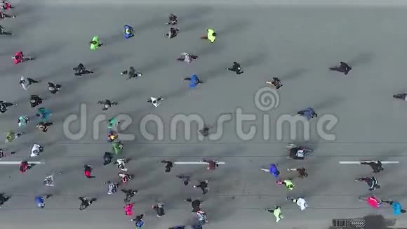 在柏油路上的马拉松赛跑运动员高空投篮视频的预览图