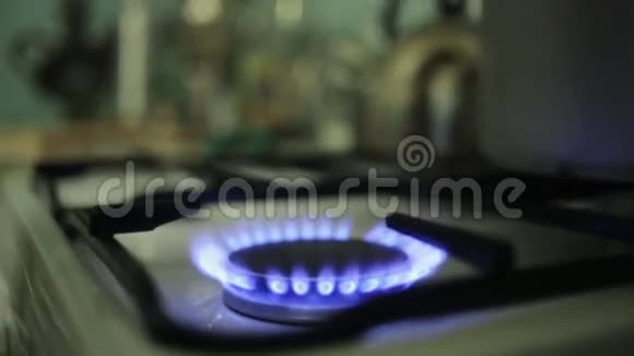 把巨大的铝锅放在燃烧的煤气炉上蓝色火焰视频的预览图