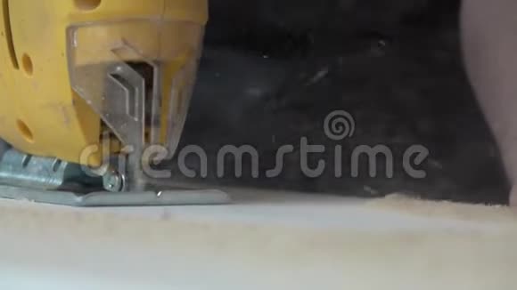 木工锯木板的慢镜头一个木工用自动电锯工作视频的预览图
