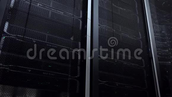 超级电脑服务器机房数据中心工作服务器机架视频的预览图