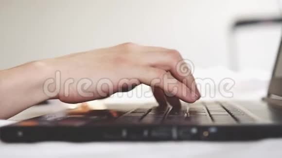 人在笔记本电脑上工作时输入信用卡信息进行在线购买3840x2160视频的预览图