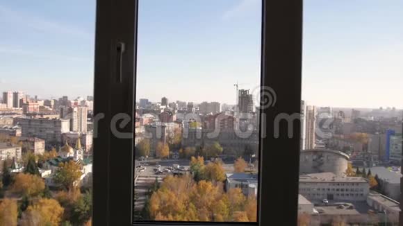 从最后一层的窗户看缓慢地接近窗户公寓里的巴拿马窗户视频的预览图