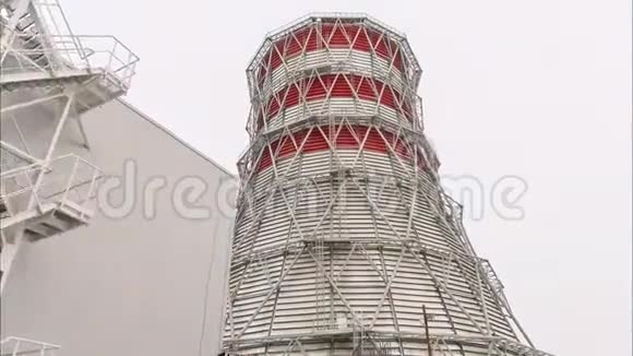 穿越巨大的冷却塔对抗天空视频的预览图