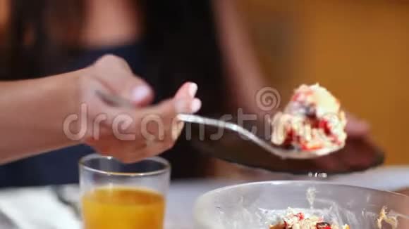 女孩从盘子里拿沙拉在家吃早餐视频的预览图