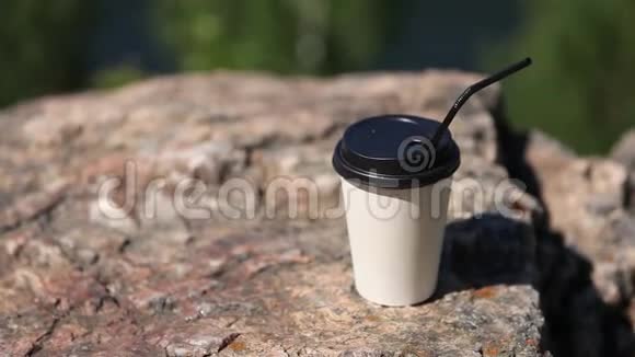 自然早晨背景的纸杯咖啡视频的预览图