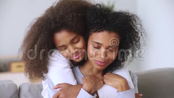 非洲母亲和女儿微笑着看着镜头视频的预览图