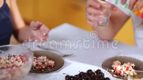 情侣早餐吃沙拉浆果喝果汁视频的预览图