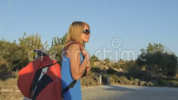 带着高尔夫球袋的女人接近高尔夫车视频的预览图