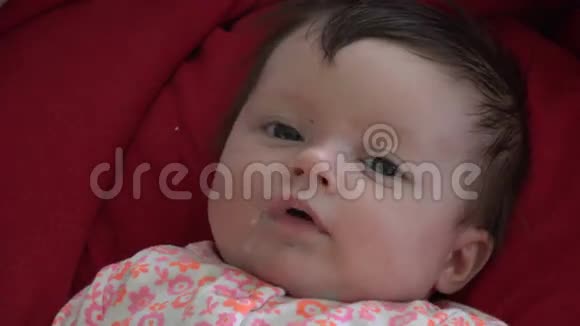 婴儿脸上的牛奶视频的预览图