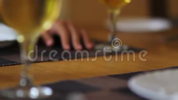 登记员从桌上拿起戒指在婚礼上导航视频的预览图