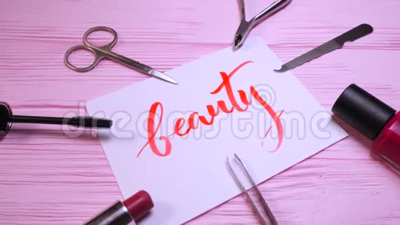 美丽的文字书法家用红墨水在白纸上刻字的字体化妆品产品框架平面设计视频的预览图