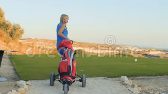 有高尔夫手推车的快乐女人来到高尔夫球场视频的预览图
