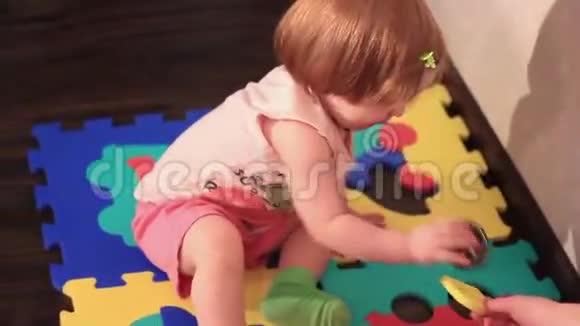 一个孩子在地板上玩玩具视频的预览图
