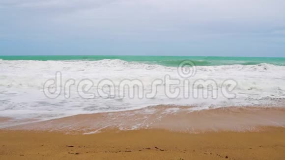 波浪缓慢地拍打着沙滩热带海滨视频的预览图