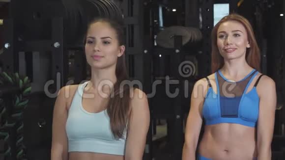 两个女朋友一起在健身房锻炼举重视频的预览图