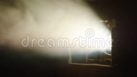 暗房内有烟雾的电影院放映机灯视频的预览图