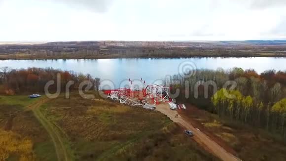 大型湖泊附近的铁塔建设工程视频的预览图