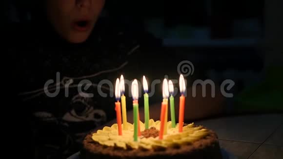孩子在你生日时吹灭蛋糕上的蜡烛10年视频的预览图