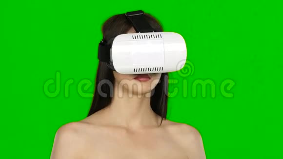 女人用VR虚拟现实耳机转过头来绿色屏幕关闭视频的预览图