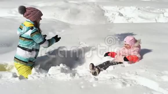女人和小女孩扔雪视频的预览图