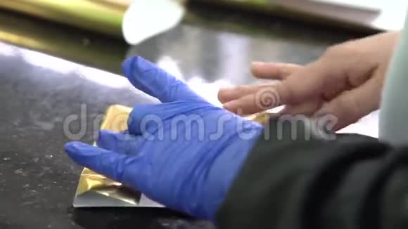 工厂手工包装巧克力棒视频的预览图