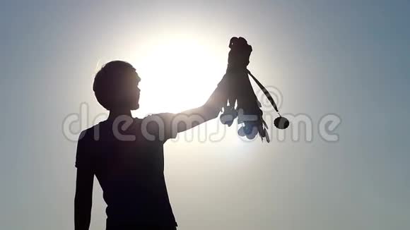 在日落时分年轻人在斯洛莫保留着一捆冠军奖牌视频的预览图