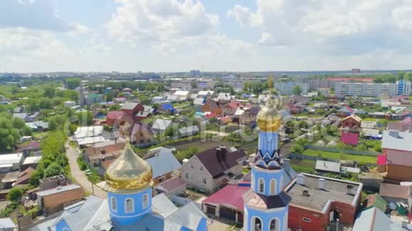 东正教教堂顶着城市建筑视频的预览图