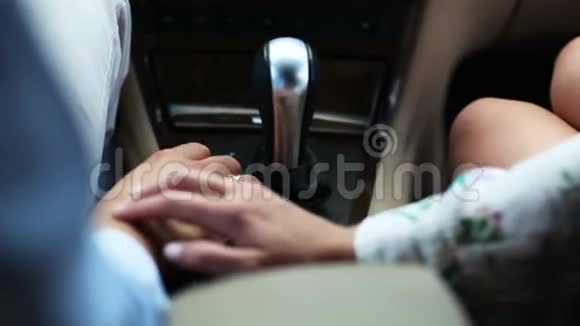 女孩抚摸心爱的男人开车的手视频的预览图