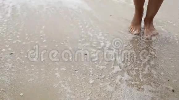 女孩把一颗心引到海边的沙滩上视频的预览图
