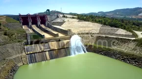 绿色河流中巨大的水坝和水流视频的预览图