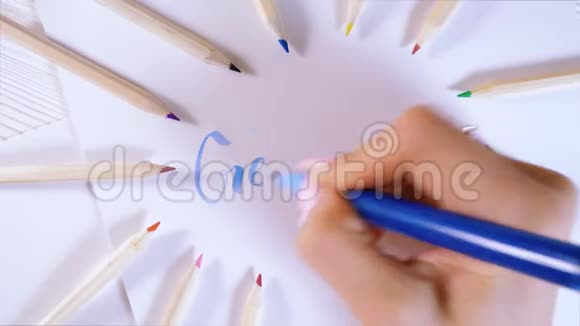 创造女性用彩色笔框在画布上写着美丽的蓝色字母书法剧本写作艺术视频的预览图