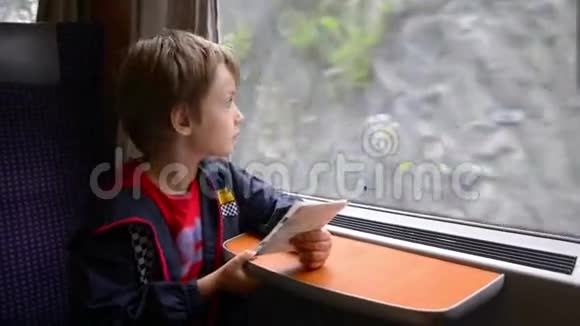 孩子乘火车旅行视频的预览图