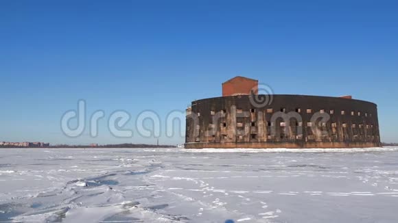 古堡亚历山大一世皇帝在冰冻的克朗斯塔特水域冬日阳光明媚俄罗斯视频的预览图