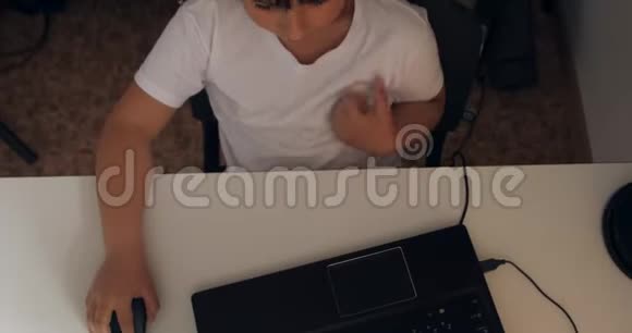 儿童工作与笔记本电脑白色桌上起重机射击视频的预览图