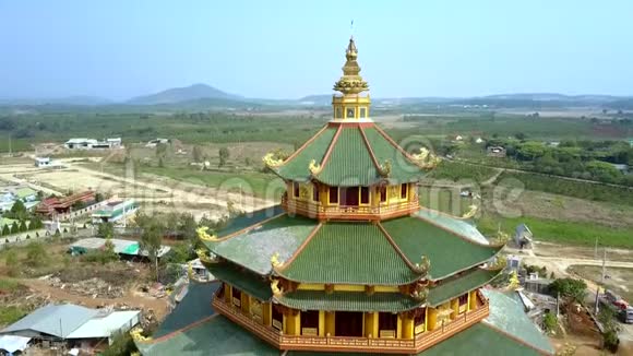 近景寺庙最后一层绿色屋顶景观视频的预览图