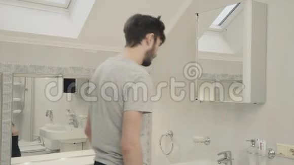 男人用牙刷和牙膏洗牙视频的预览图